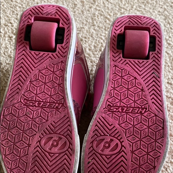 Heelys Size 4 Youth - Picture 1 of 4